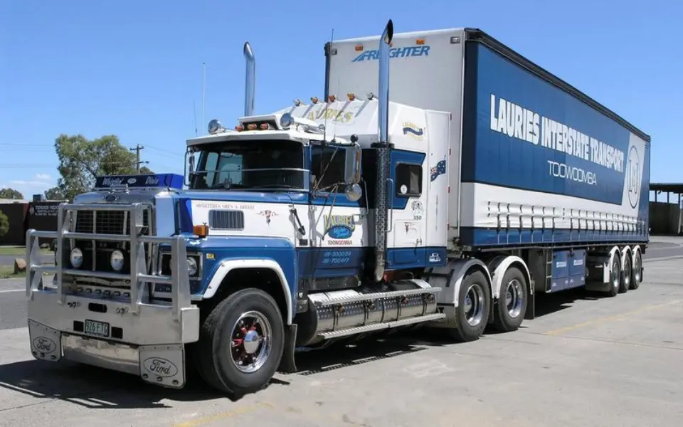 Miért nem irányítják felfelé a belföldi teherautók kipufogócsöveit?